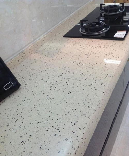 廚房臺面選石英石還是人造石？我家裝修差點選錯，幸好及時了解區別